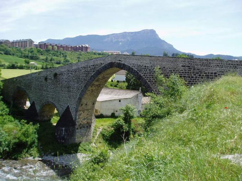 Puente San Miguel sobre el río Aragón a las afueras de Jaca.