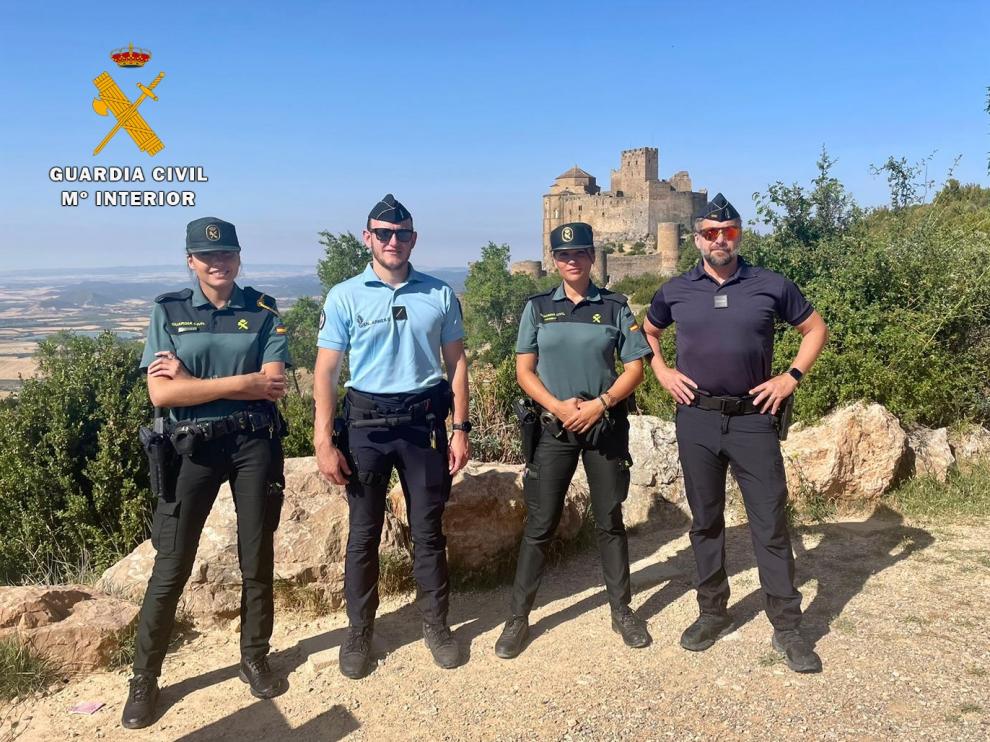 Agentes de la Guardia Civil y de la Gendarmería Nacional Francesa en las proximidades al Castillo de Loarre.