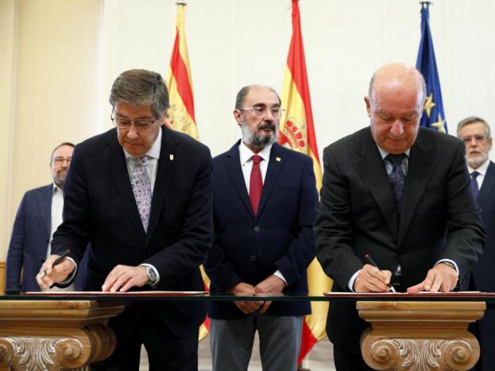 Javier Lambán y Arturo Aliaga junto a Jesús Santacruz durante la firma del protocolo de colaboración con Astún