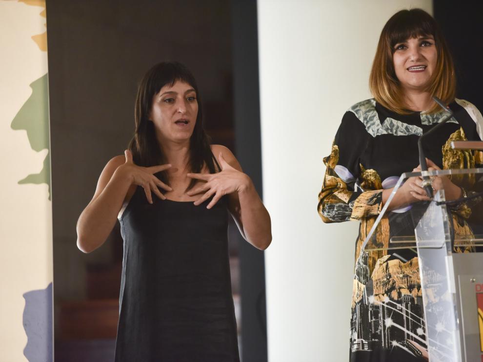 Rozalén Ortuño ha recibido el premio ‘Música e integración’ de la DPH acompañada de su inseparable traductora en lengua de signos.