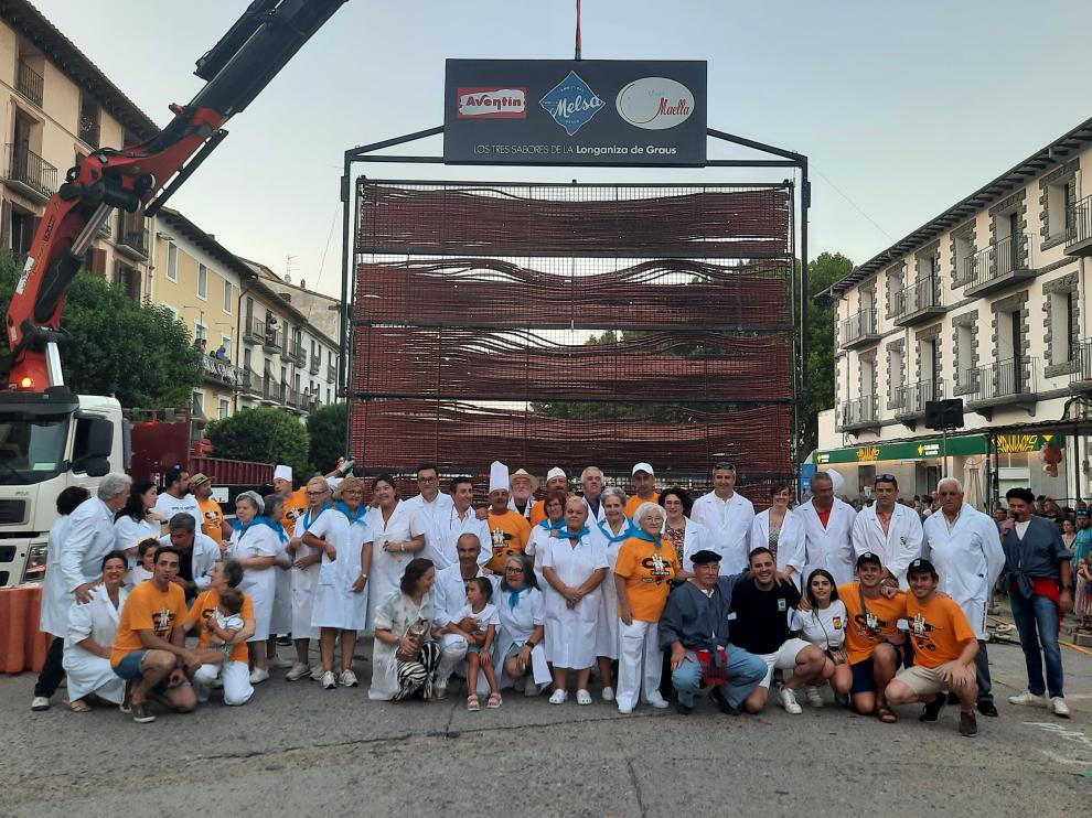 Foto de familia de los encargados de la parrilla de la longaniza de Graus, junto al tastador.