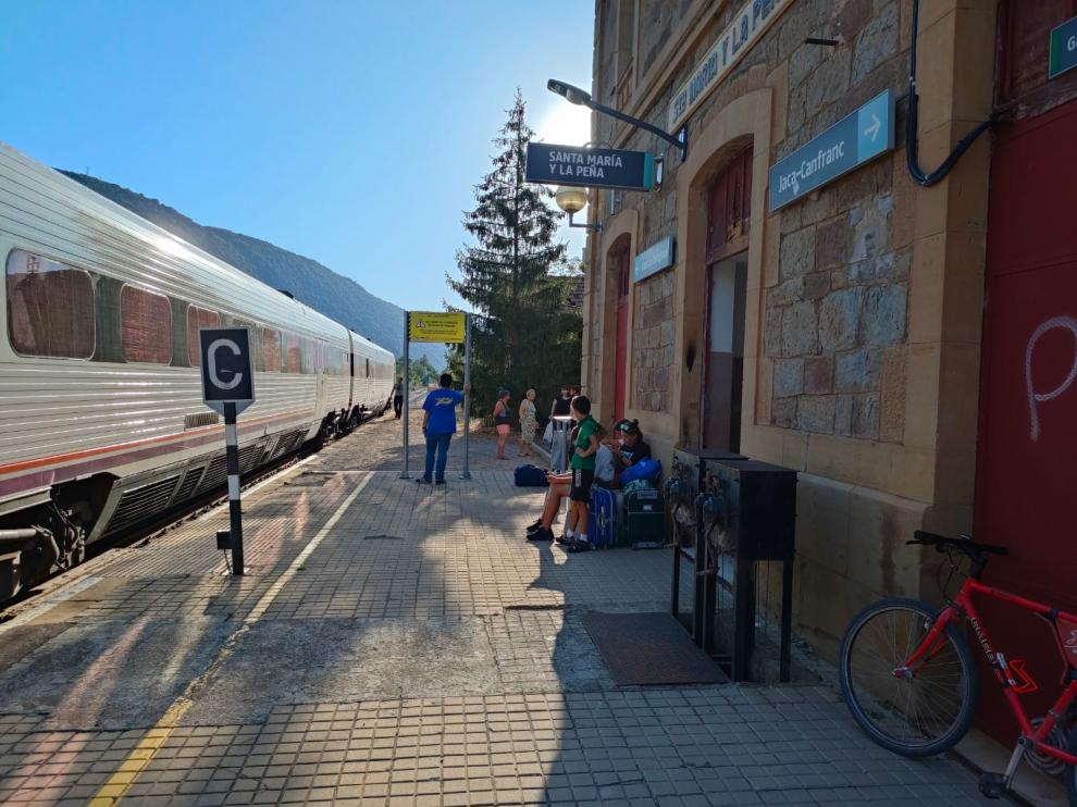 Estación de Santa María de la Peña, donde permanece el tren detenido.