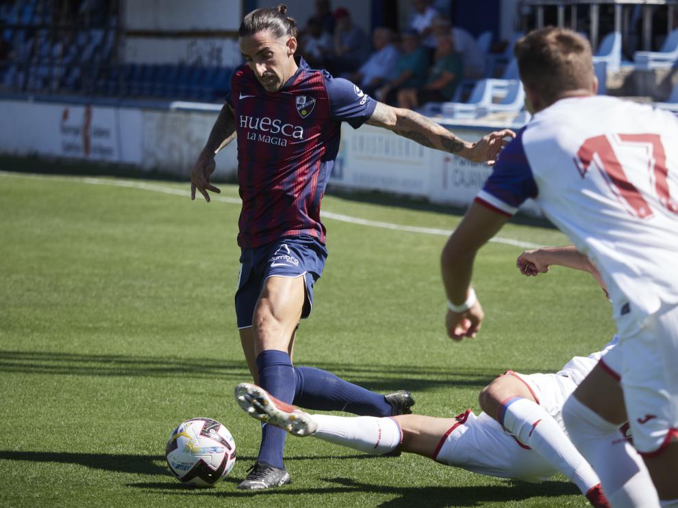 Marc Mateu salva la entrada de un jugador del Eibar.