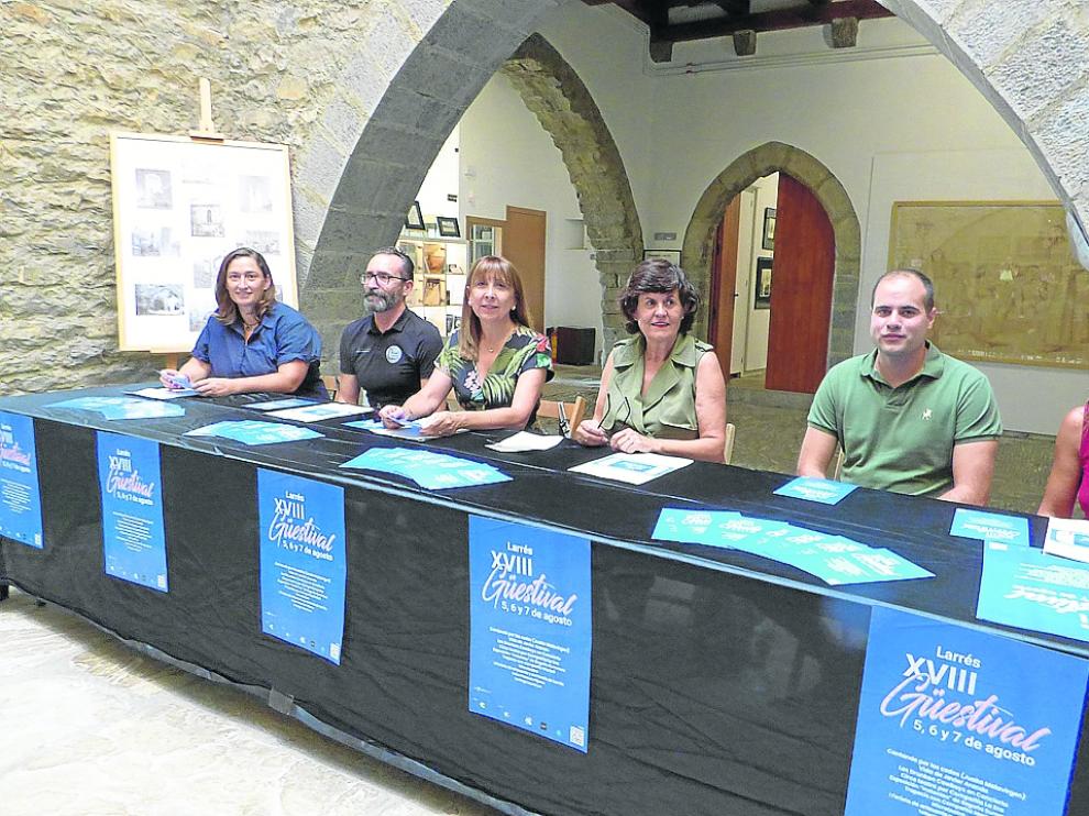 De izquierda a derecha García, Gavín, Fernández, Arruebo, Lacasta y Lacasta presentaron el Güestival.