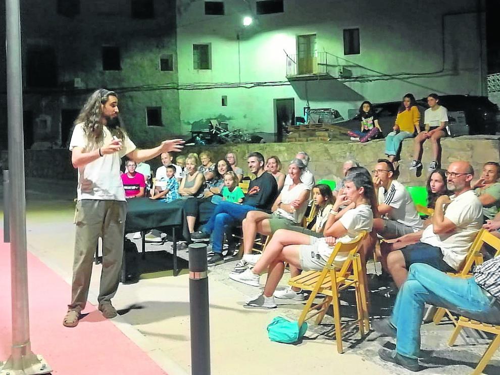 Mariano Lavida ofreció un espectáculo de cartomagia en Ubiergo.
