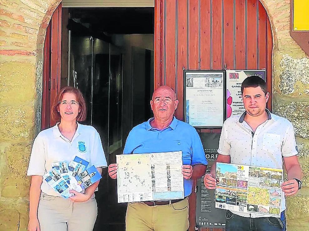 La guía de la Oficina de Turismo, Antonio Biescas y Ángel Bartolomé presentaron el nuevo mapa.