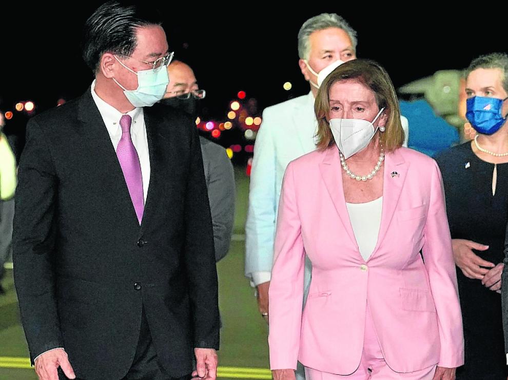 Llegada de Nancy Pelosi, en el centro, ayer a Taiwan.