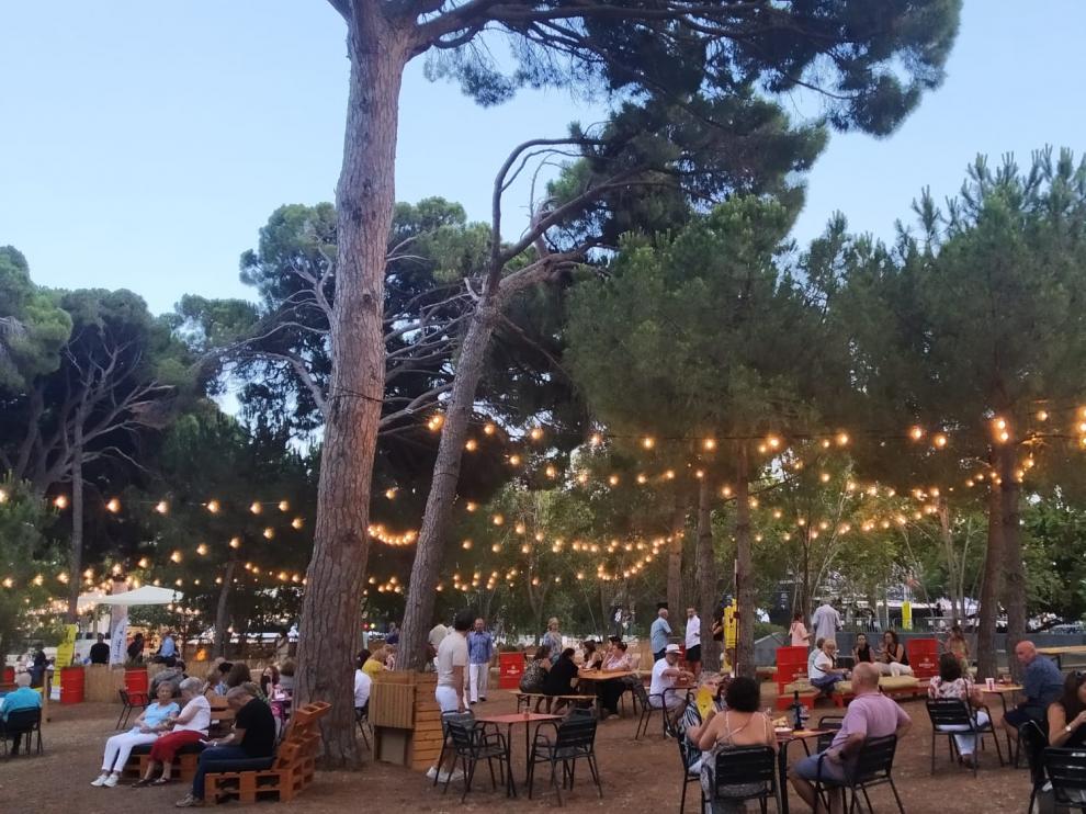 Público disfrutando de la primera noche del Festival Vino Somontano y Muestra Gastronómica.
