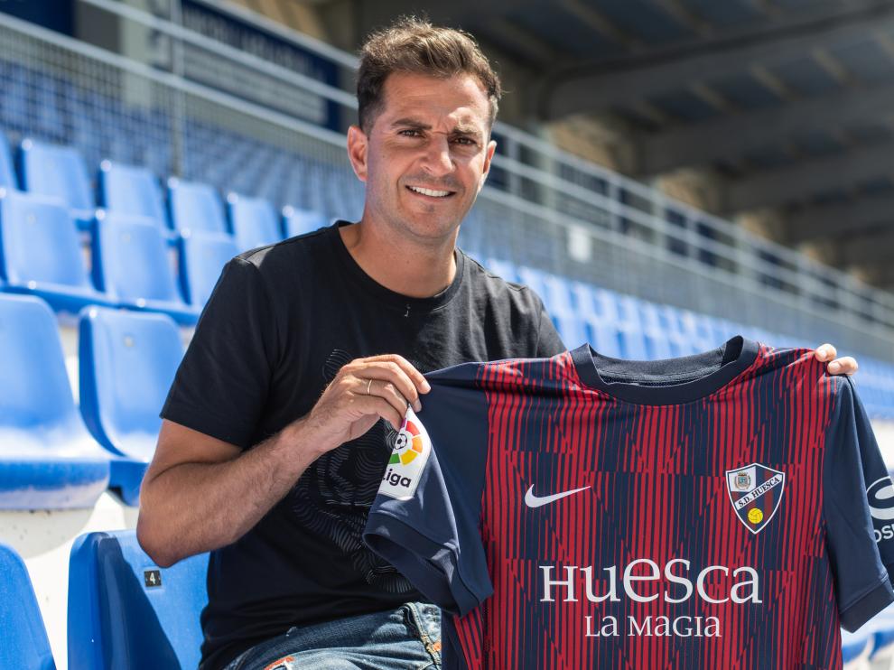 Juan Villar posa con la camiseta de la SD Huesca en El Alcoraz.
