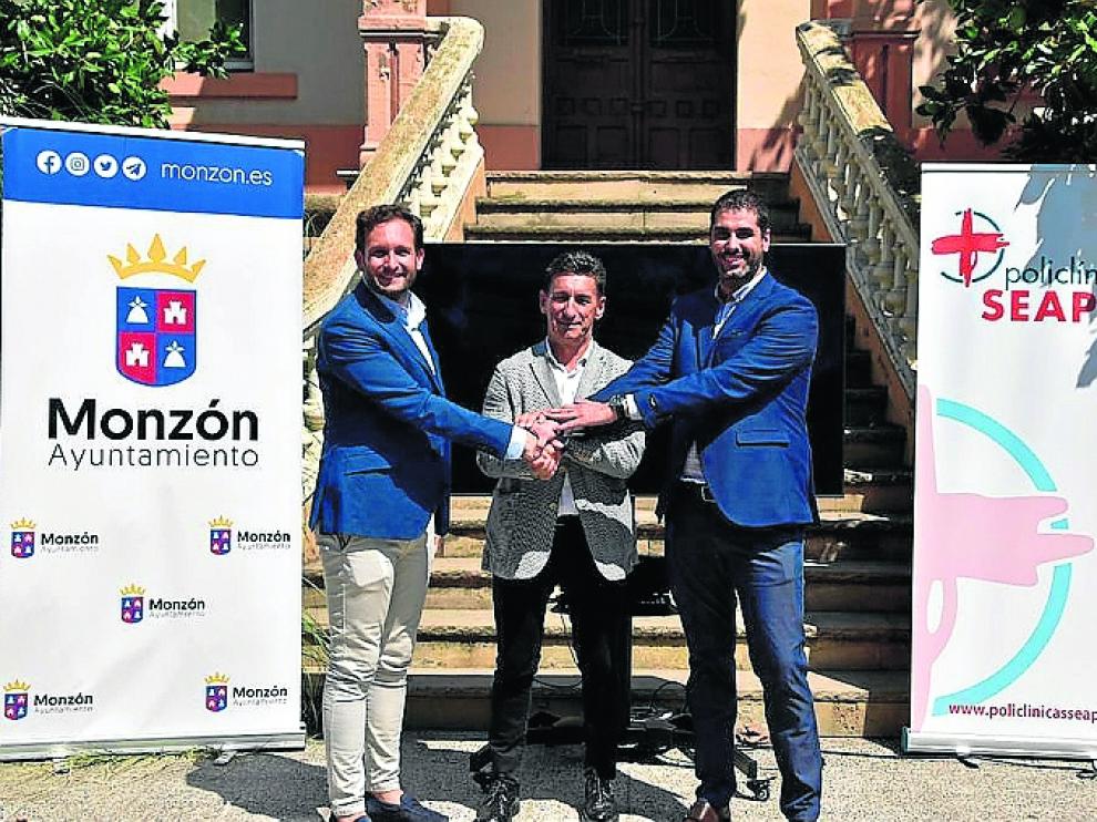 El alcalde de Monzón y representantes de la policlínica presentaron ayer las nuevas instalaciones.