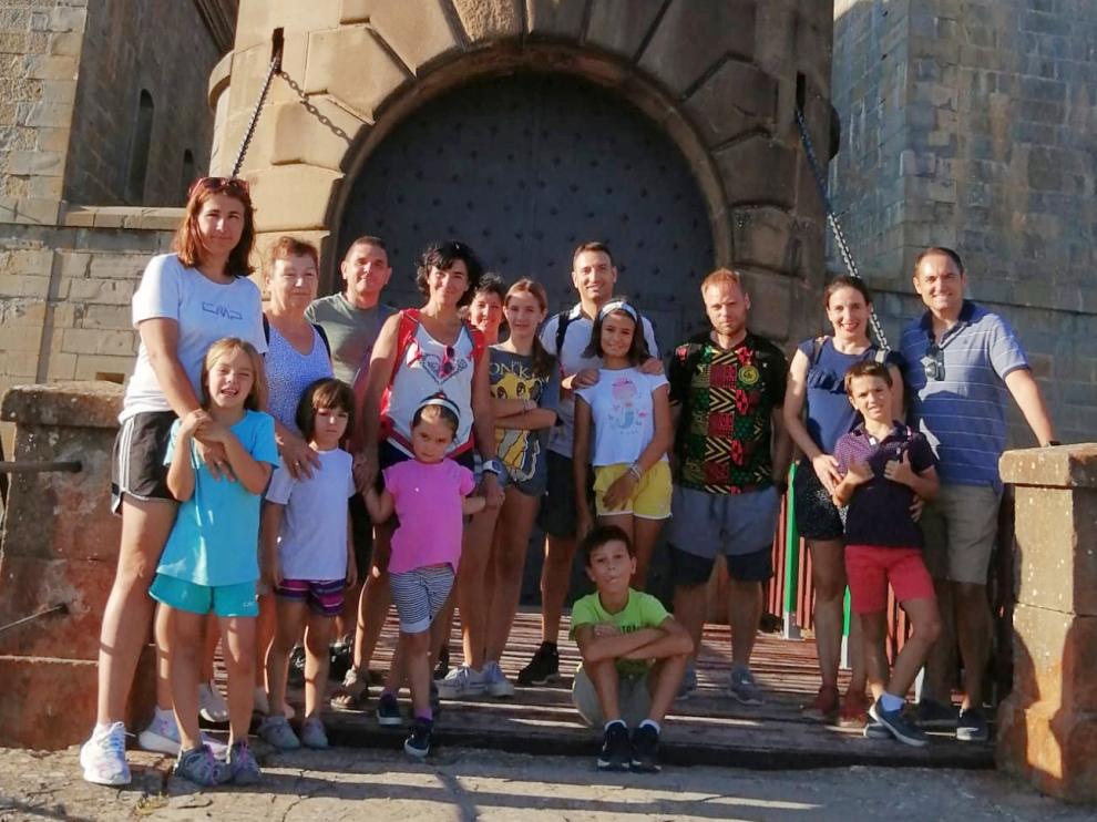 Un grupo de familias con sus hijos, en el Espacio Animación a las puertas del Fuerte de Rapitán.