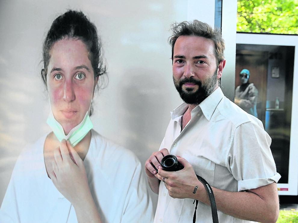 Álvaro Calvo en su exposición en el Paseo de la Cantera de Jaca.