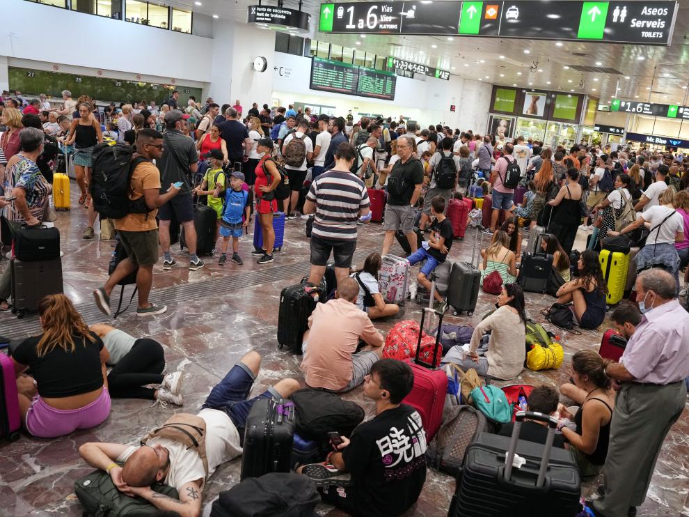 Cientos de viajeros esperan en la estación de Sants de Barcelona