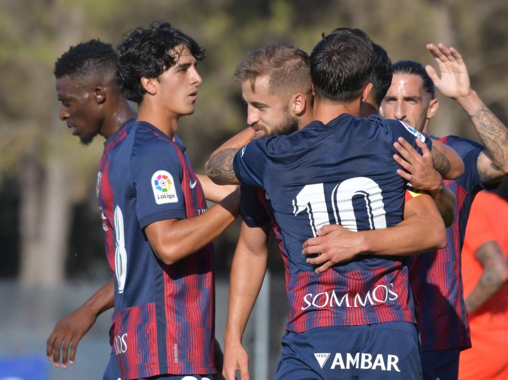 Los jugadores del Huesca celebran uno de los tantos contra el Andorra.