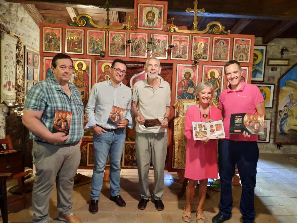 Valentín Trell, Roque Vicente, Constancio Arigita, Iziar Vázquez y Francisco Parra, con el folleto frente al iconostasio del Museo.