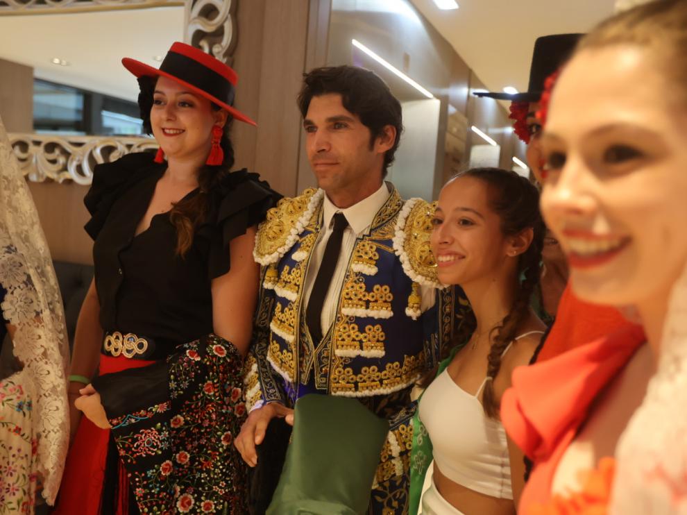 Cayetano junto a algunas mairalesas en el Hotel Pedro I.