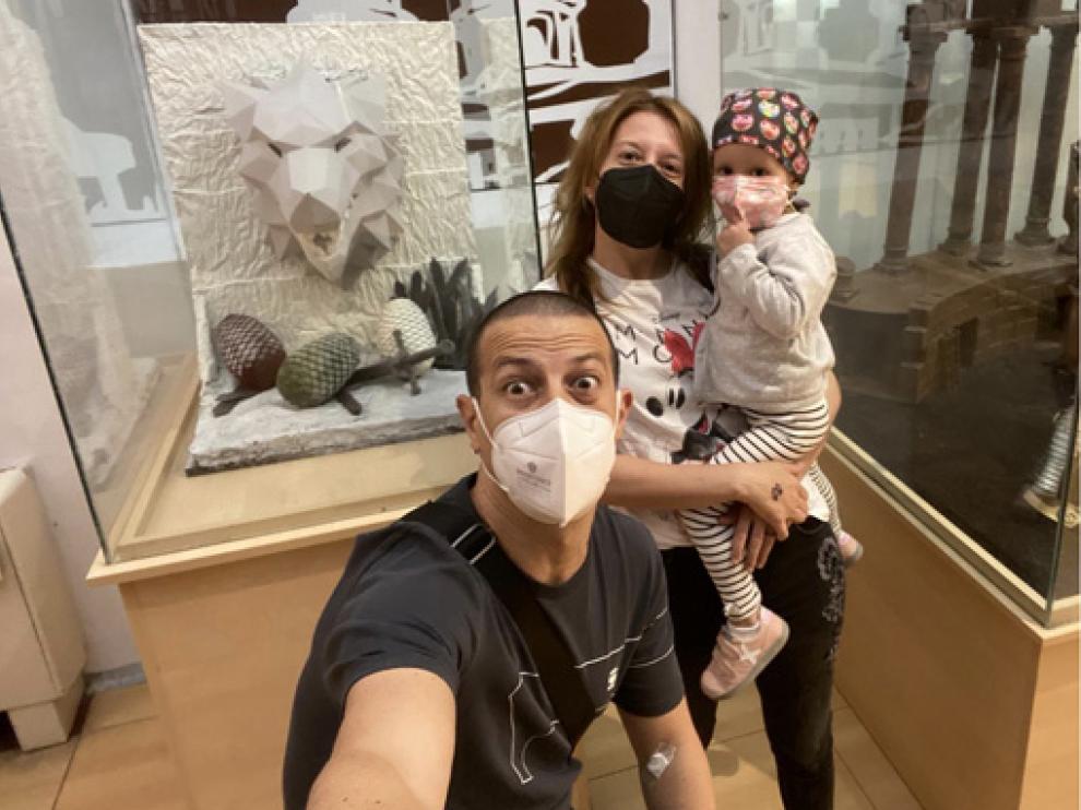 David Sanz y Silvia Barrieras con su hija Leire.