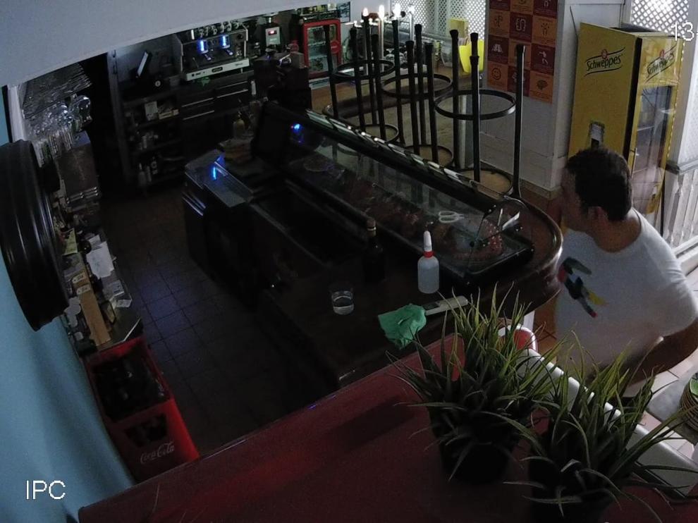 Fotograma de la cámara de vigilancia donde se observa al atracador entrando al negocio.