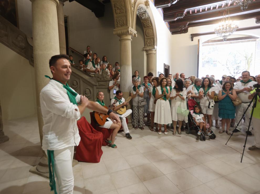 Roberto Ciria durante su actuación en el acto de homenaje a los aragoneses en el exterior.
