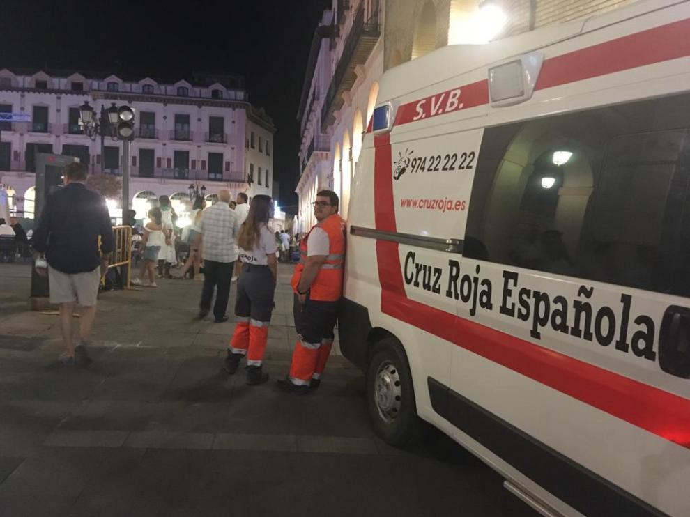personal de Cruz Roja junto a la ambulancia durante uno de los servicios prestados durante las fiestas.