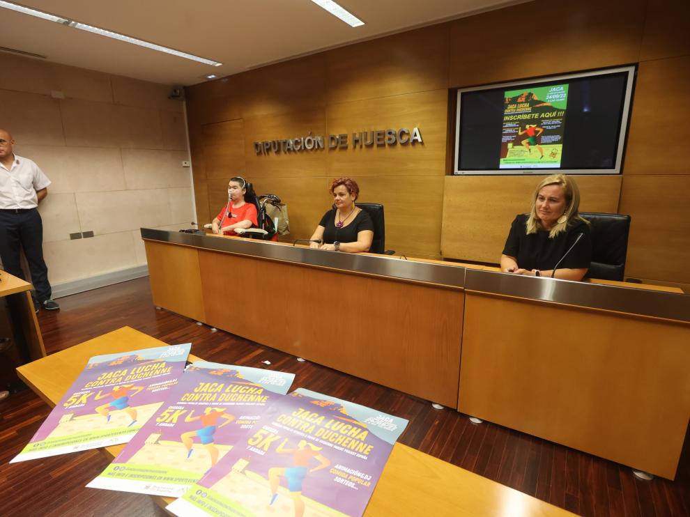 Quique Grávalos, Sofía Avellanas y Olvido Moratinos, en la presentación de la carrera.