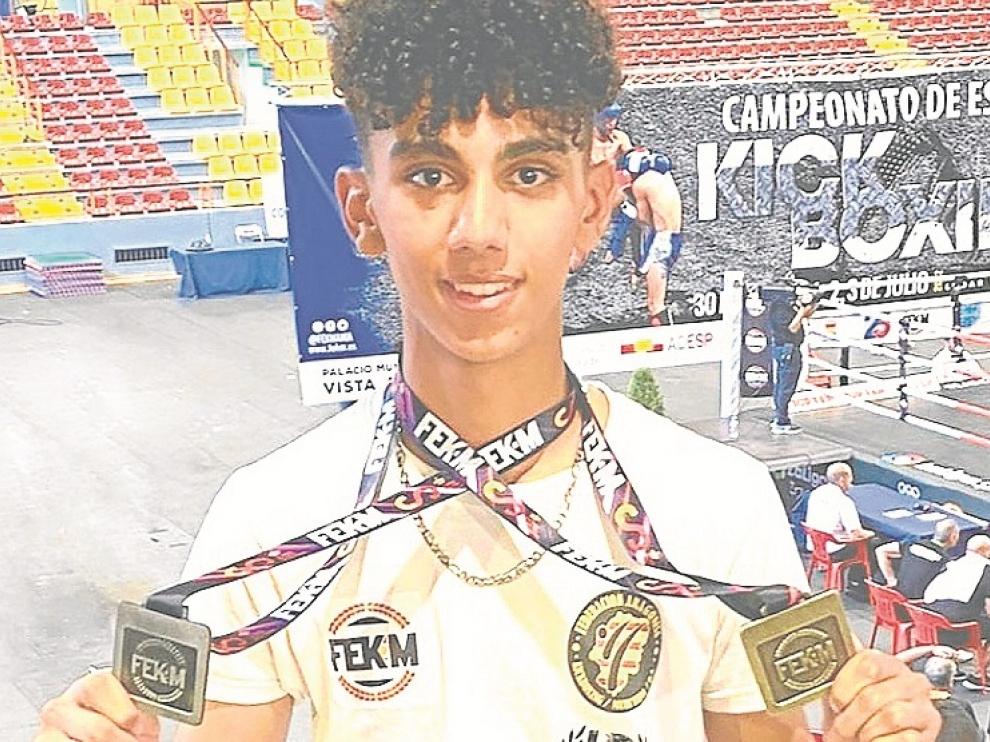 Mohamed Amine El Hamdani, con el oro y la plata del Campeonato de España.