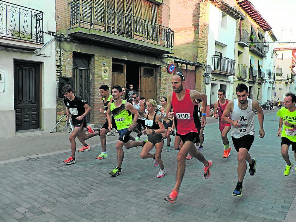 Momento de la salida en las calles de Belver de Cinca.