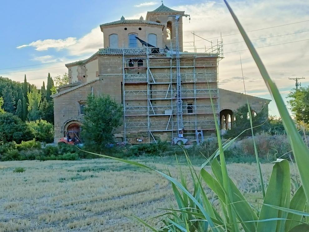 La fachada de la ermita de Nuestra Señora de Salas en obras este miércoles por la tarde.