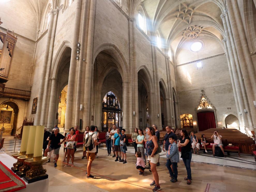 El grupo de turistas admirando el retablo de la Catedral de Huesca.