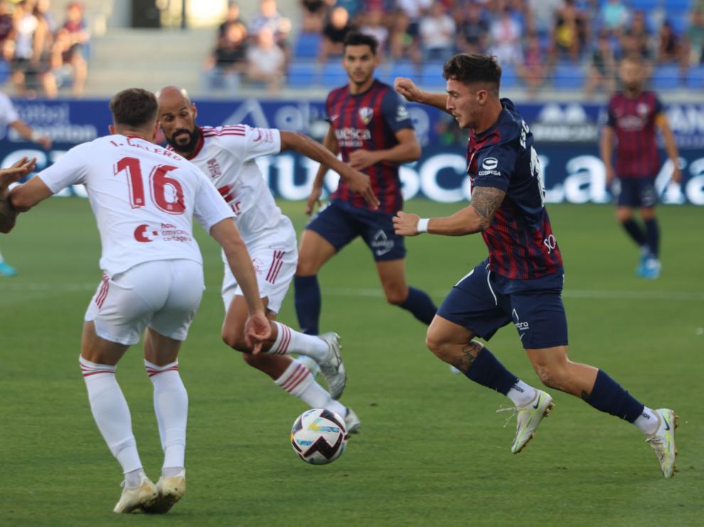 Dani Escriche trata de avanzar ante la oposición de Mikel Rico y Calero.
