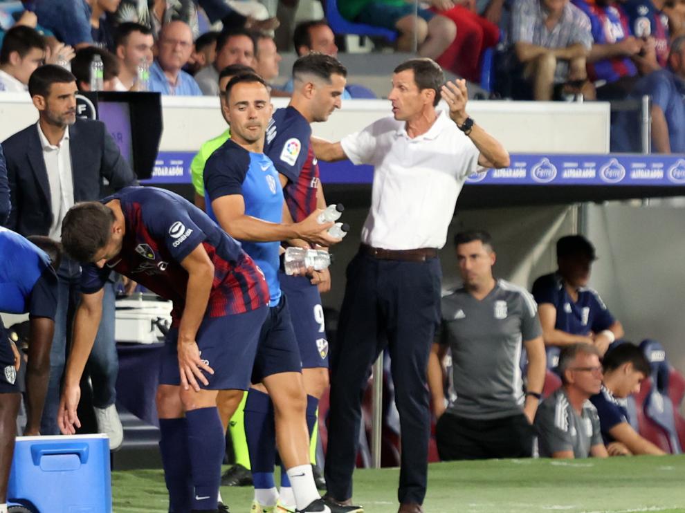Ziganda da instrucciones a Villar antes de comenzar el partido
