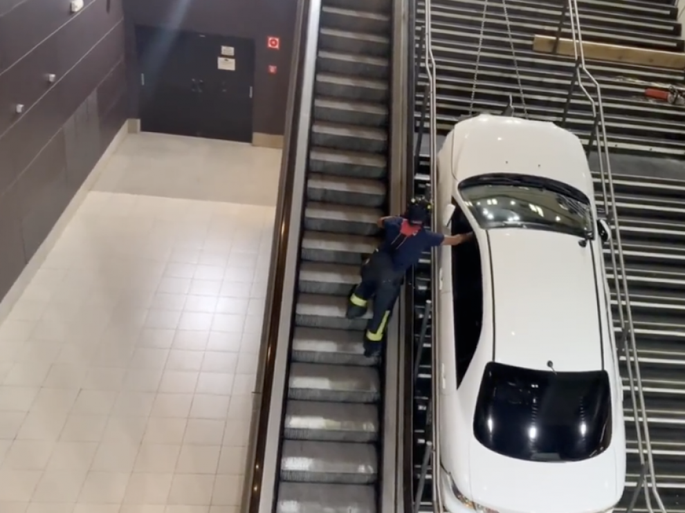 Imagen que recoge las tareas de retirada del vehículo atascado en las escaleras del metro de Madrid.