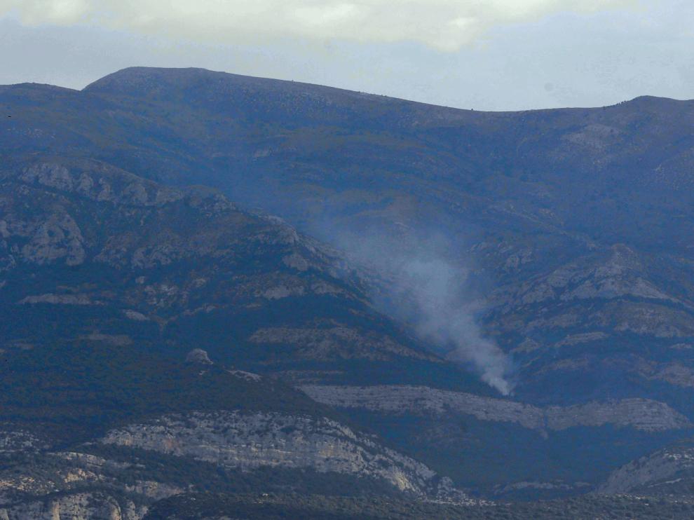 Imagen que presentaba este jueves la Sierra de Guara donde todavía se aprecia una columna de humo.