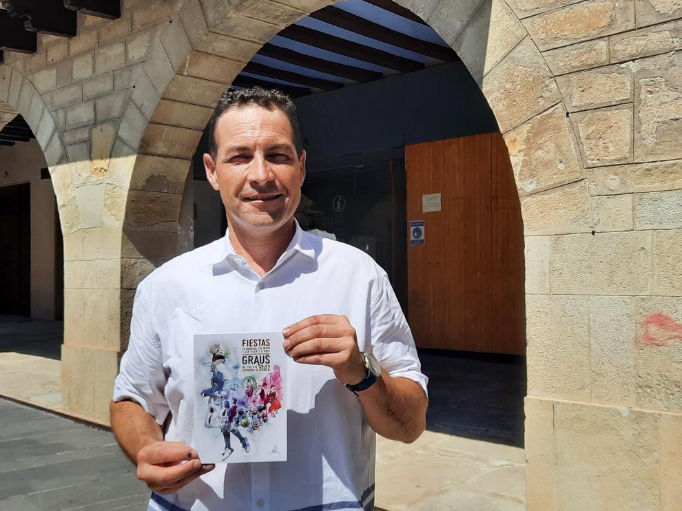 El concejal de Fiestas, Javier Salamero, muestra el Llibré de Fiestas 2022.