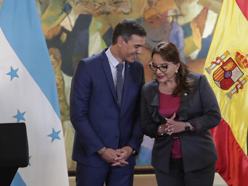 Pedro Sánchez junto a Xiomara Castro, presidenta de Honduras, en el encuentro que ambos han mantenido.