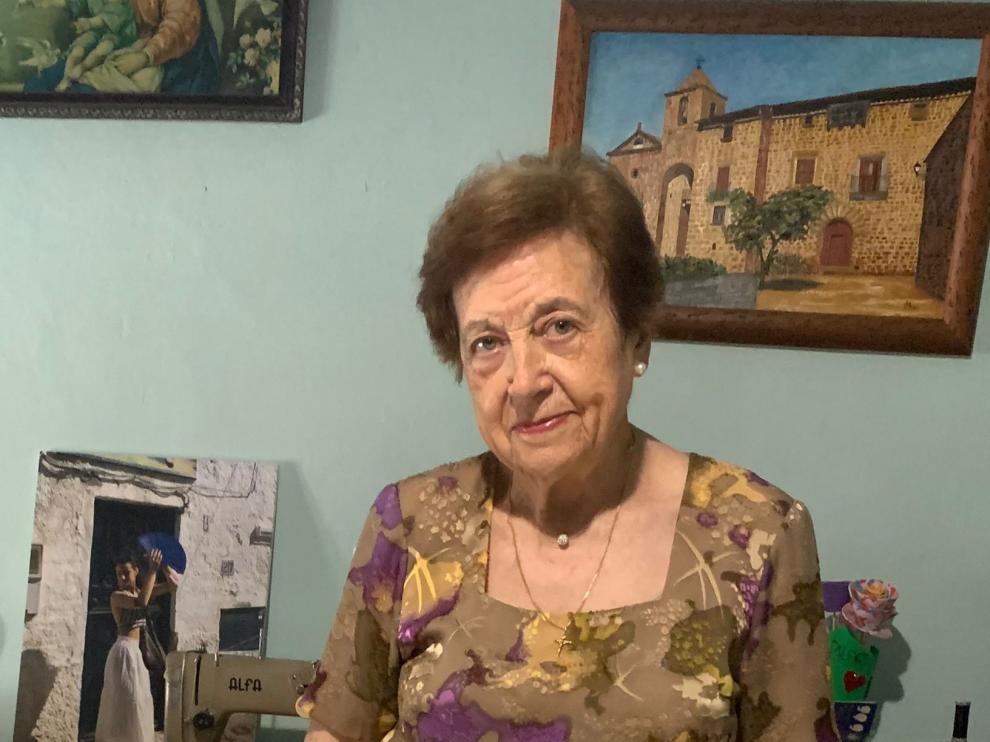 Pilar, en su taller en su casa de Escanilla, donde sigue cosiendo.