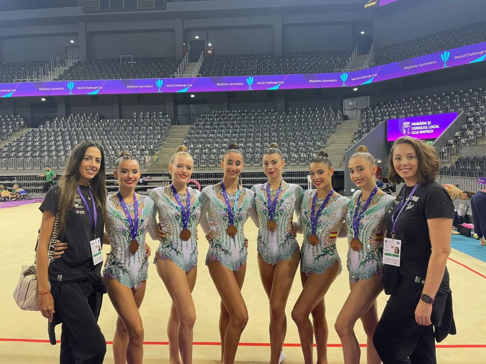 El equipo español, con Inés primera por la izquierda, con el bronce en el ejercicio de aros
