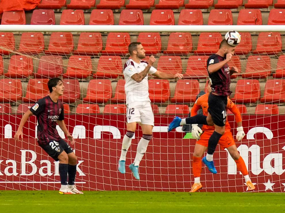 Pulido despeja un balón de cabeza en el último partido en Albacete.