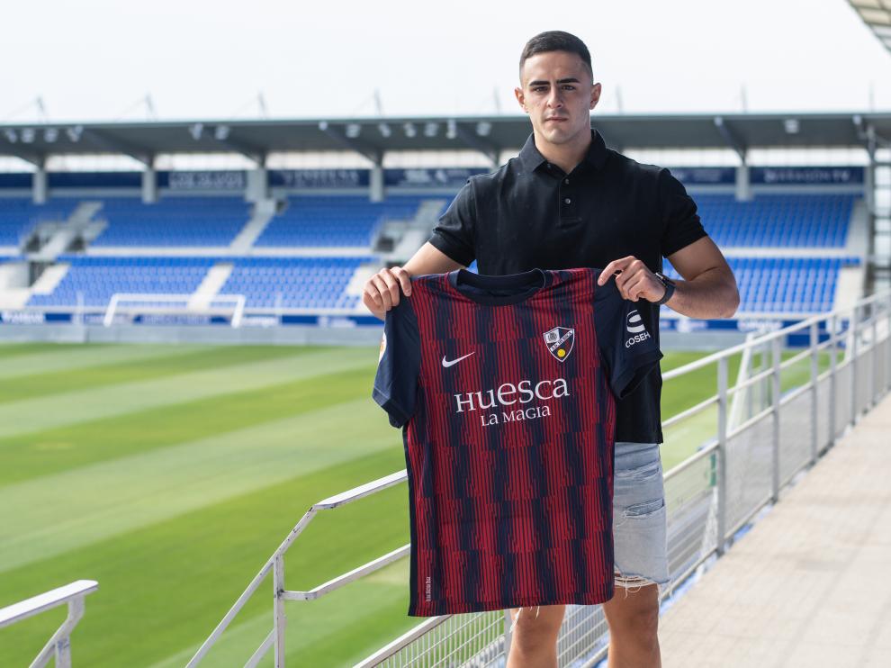 Rubén Pulido posa con la camiseta de la SD Huesca en El Alcoraz.