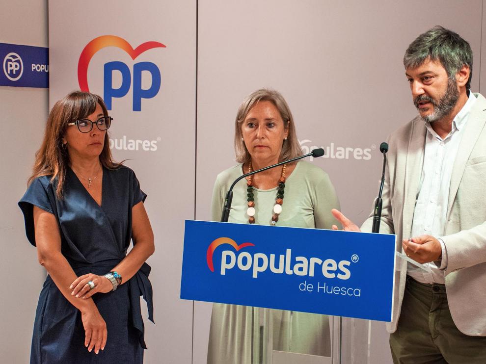 Gemma Allué, Pilar Cortés y Gerardo Oliván, este viernes ante los medios.