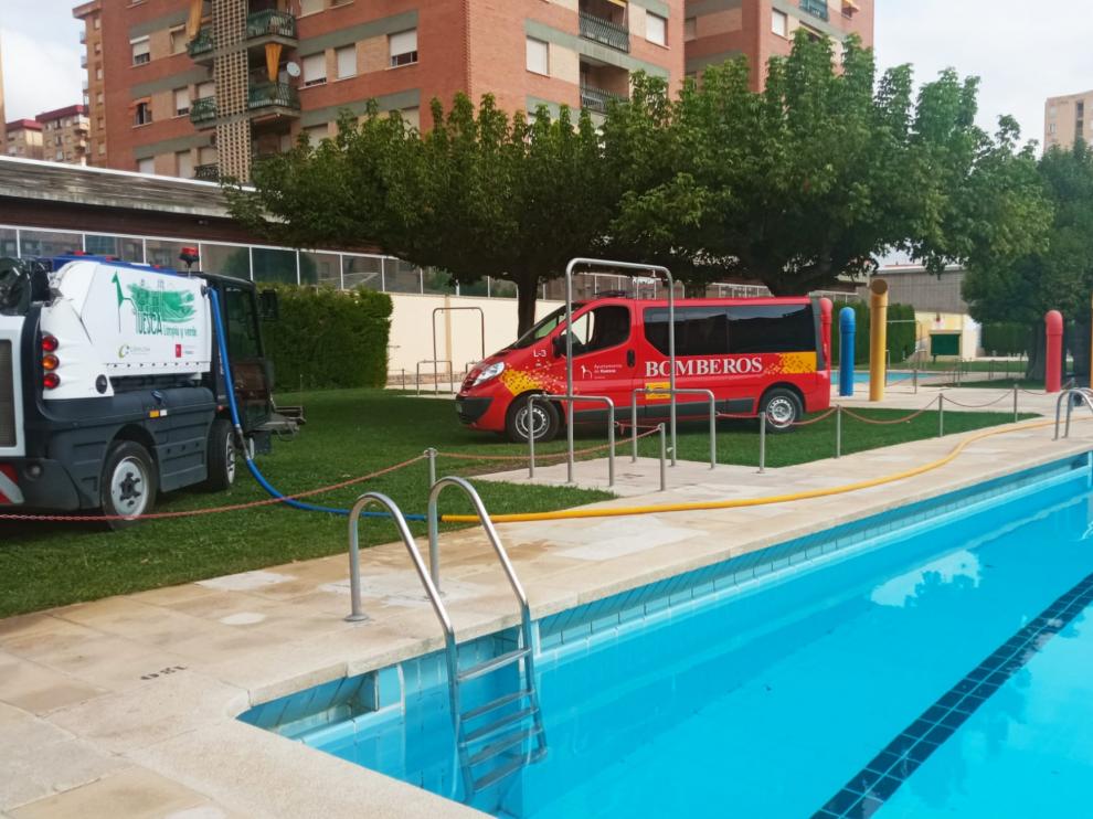 Los Bomberos de Huesca bombean el agua directamente a las máquinas de limpieza.