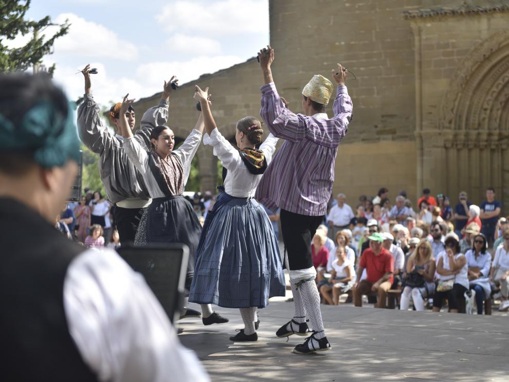 El grupo Elenco Aragonés actuando a las puertas de la Ermita de Salas.