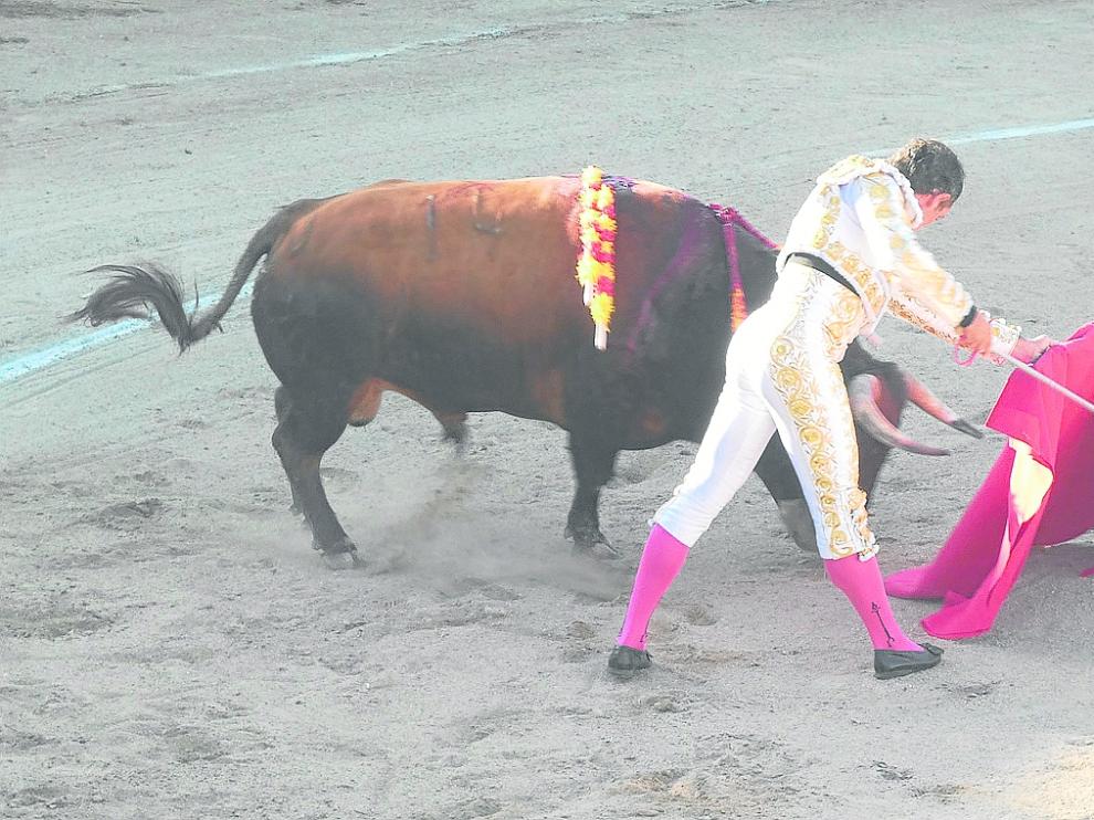 Un momento de la faena del diestro Sánchez Vara que ayer cortó tres orejas a sus toros.
