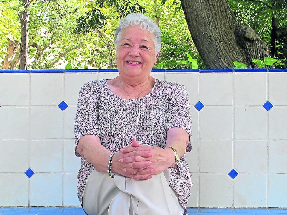 Araceli Cavero, tras la entrevista, sonriente en uno de los bancos del paseo de las Pajaritas