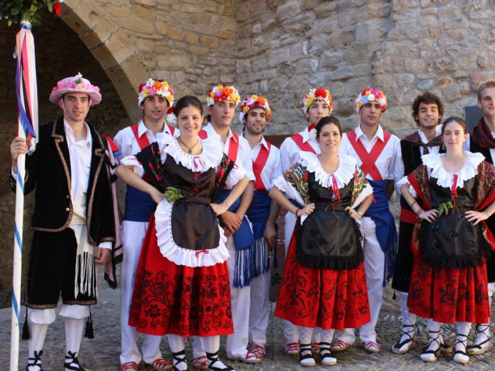 La nueva junta vestida con la indumentaria del Grupo de Dances y Albadas.