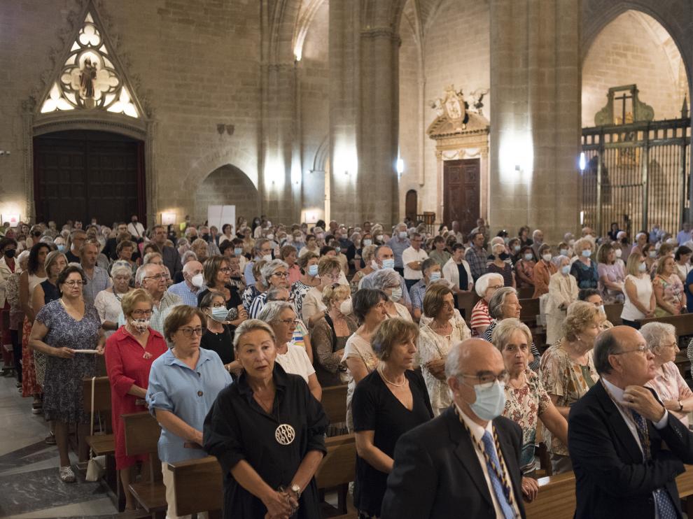 Los bancos de la Catedral de Huesca presentaron un lleno absoluto en las diferentes eucaristías celebradas a lo largo del día.