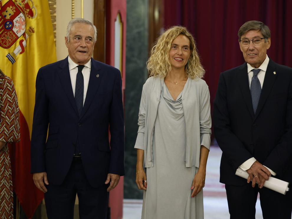 Javier Sada, Meritxell Batet y Arturo Aliaga, ayer en el Congreso de los Diputados.