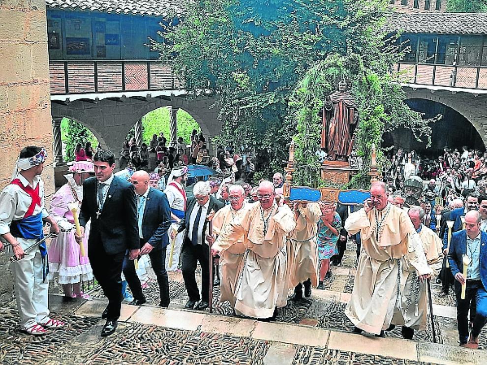 Participantes en la procesión de San Vicente, a su llegada este martes a la Basílica de la Peña.