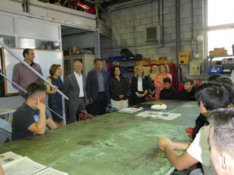 Las autoridades, junto a los alumnos que se forman en Automoción.