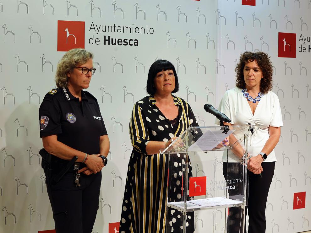 La intendente-jefe, Beatriz Rivas; la concejala de Movilidad, Ana Loriente; y la jefa provincial de Tráfico de Huesca, Margarita Padial.